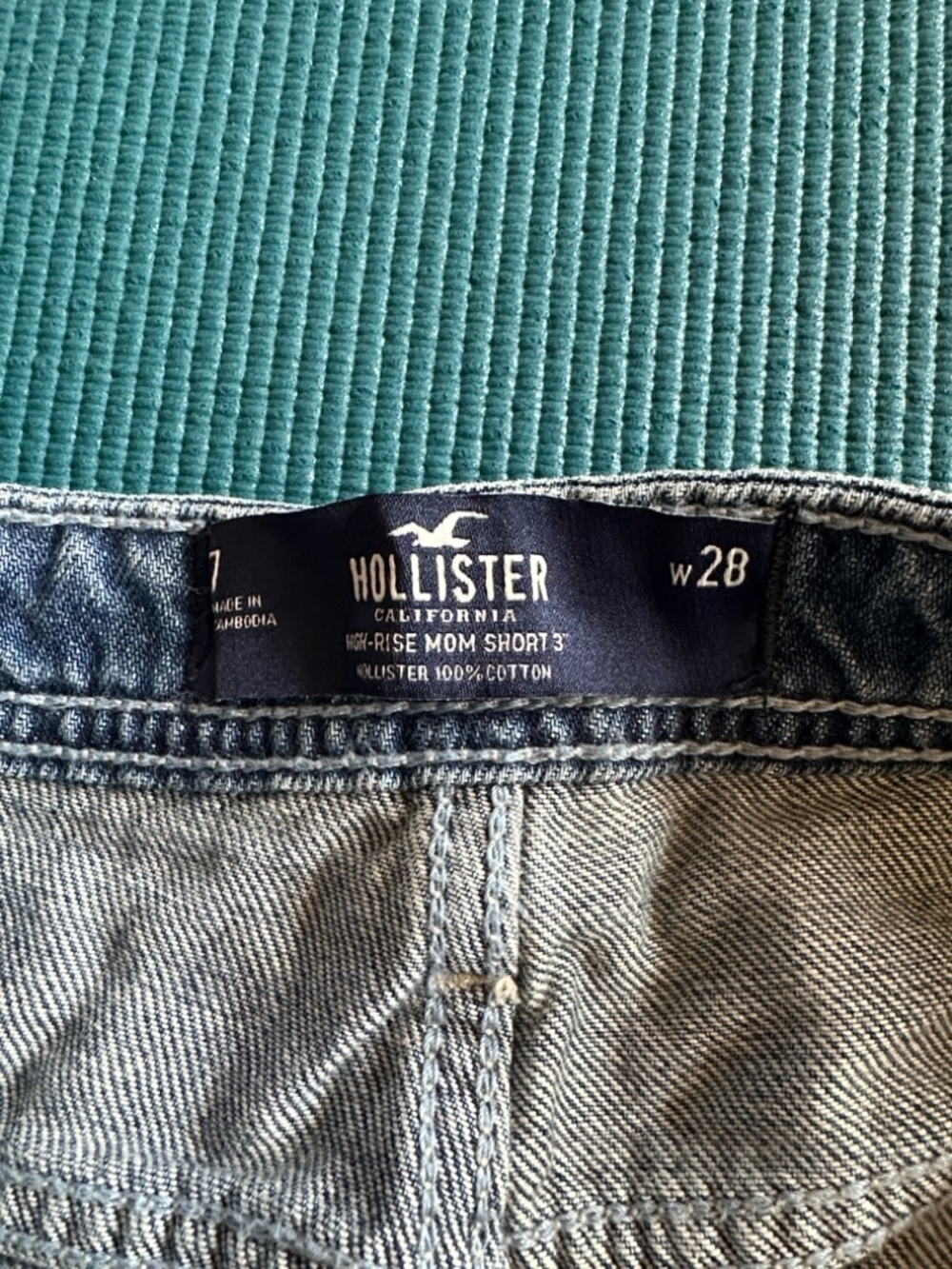 Hollister High Rise Mom Shorts 3” NWT Medium Wash Distressed Cuffed 7 - Picture 3 of 5